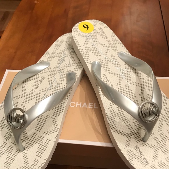 Michael Kors Shoes - Gorgeous Michael Kors Silver Jet Set sandals❤️